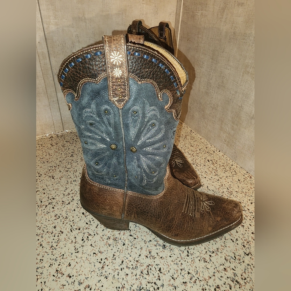 Ariat Daisy Midnight blue Sz 8.5 in Good Used Condition